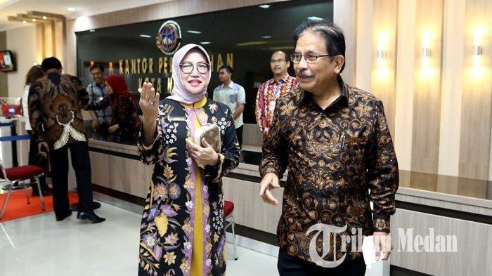 Menteri ATR/ Kepala BPN Sofyan Djalil (kanan) berbincang dengan Kepala Kantor Pertanahan Kota Medan Sri Puspita Dewi saat tiba, di Kantor Pertanahan Kota Medan, Sabtu (8/2/2020). Sofyan Djalil hadir untuk membagikan 200 sertipikat tanah kepada warga dan juga tanah wakaf, rumah ibadah serta kepolisian.