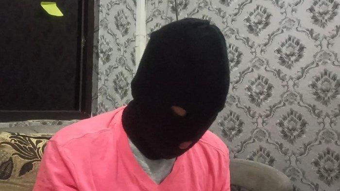 Rama (19), muncikari yang jajakan PSK di bawah umur, saat memberikan keterangan di Mapolsek Tanjung Priok, Jakarta Utara, Rabu (27/1/2021) malam
