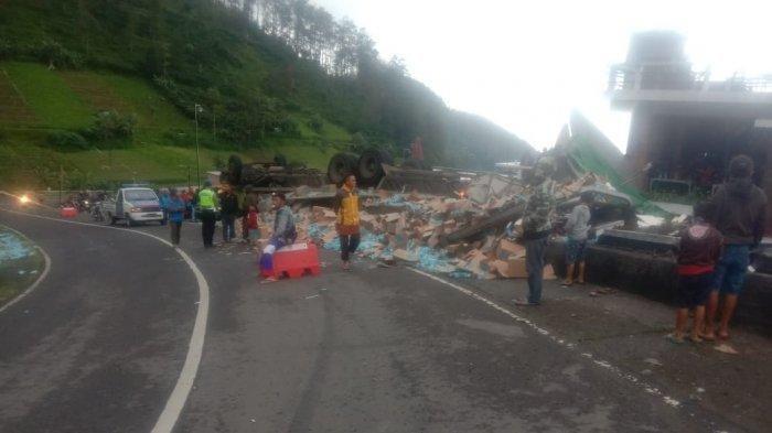 truk minuman terguling di Tawangmangu