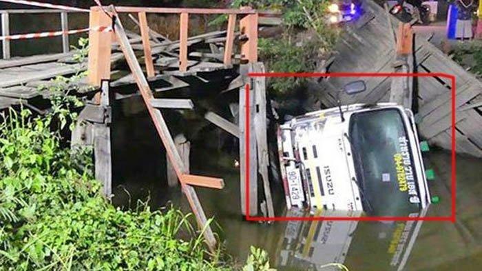 truk-yang-membawa-pasir-sehingga-jatuh-ke-dalam-sungai.jpg