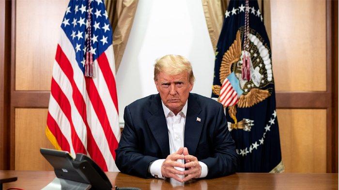 Foto yang dirilis oleh Gedung Putih ini menunjukkan Presiden AS Donald Trump berpartisipasi dalam panggilan telepon dengan Wakil Presiden AS, Sekretaris Negara dan Ketua Kepala Staf Gabungan di ruang konferensi di Pusat Medis Militer Nasional Walter Reed di Bethesda, Maryland, Minggu (4/10/2020). Presiden Donald Trump