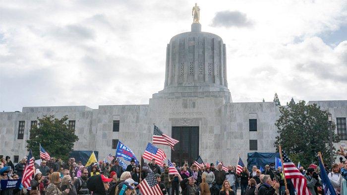 Pendukung Trump berkumpul di depan gedung DPR negara bagian Oregon selama rapat umum Stop the Steal pada 7 November 2020 di Salem, Oregon. Pendukung Presiden Trump yang marah turun ke jalan di seluruh negeri setelah melaporkan bahwa Presiden terpilih Joe Biden telah memenangkan pemilihan. (Nathan Howard / Getty Images / AFP)
