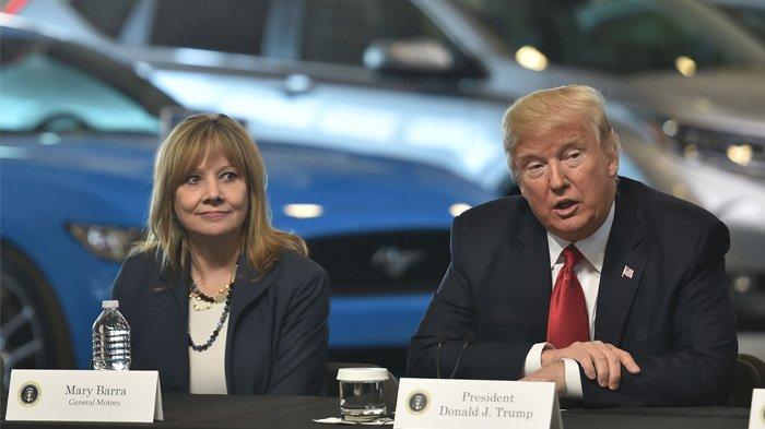 (FILES) Dalam foto file ini, Presiden AS Donald Trump menyampaikan sambutan di American Center for Mobility di Ypsilanti, Michigan dengan CEO General Motors Mary Barra dan eksekutif industri otomotif lainnya pada 15 Maret 2017. General Motors menarik diri pada 23 November 2020 dari sebuah tantangan yang didukung administrasi Trump terhadap aturan ekonomi bahan bakar California dan mendukung kebijakan Presiden Terpilih Joe Biden untuk meningkatkan penggunaan mobil listrik. GM dan pembuat mobil lainnya pada Oktober 2019 mengumumkan bahwa mereka mendukung tantangan administrasi Trump ke California, dengan alasan bahwa aturan penghematan bahan bakar harus ditetapkan di tingkat federal.