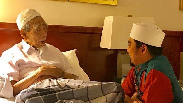 Ustaz Solmed saat bertemu dengan KH Maimun Zubair alias Mbah Moen