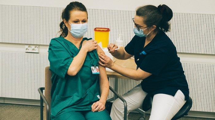 FOTO HANYA ILUSTRASI ---- FINLANDIA - Perawat Andrea Nummi menerima vaksin virus corona Pfizer-Biontech Covid-19 di Rumah Sakit Universitas Helsinki di Helsinki, Finlandia pada 27 Desember 2020 dalam rangka peluncuran vaksin virus corona Pfizer-BioNTech Covid-19. Uni Eropa mulai meluncurkan vaksin, bahkan ketika negara-negara di blok tersebut dipaksa kembali ke dalam kuncian oleh jenis virus baru, yang diyakini lebih menular, yang terus menyebar dari Inggris. Pandemi telah merenggut lebih dari 1,7 juta nyawa dan masih merajalela di sebagian besar dunia, tetapi peluncuran kampanye innoculation baru-baru ini telah meningkatkan harapan bahwa 2021 dapat membawa kelonggaran.