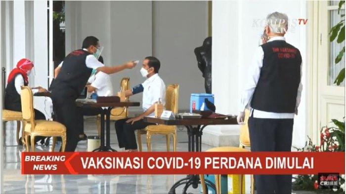 Presiden Joko Widodo diperiksa suhu tubuh dan tekanan darah sebelum disuntik vaksin Covid-19 , CoronaVac, vaksin covid-19 buatan Sinovac Biotech pada Rabu (13/1/2021).
