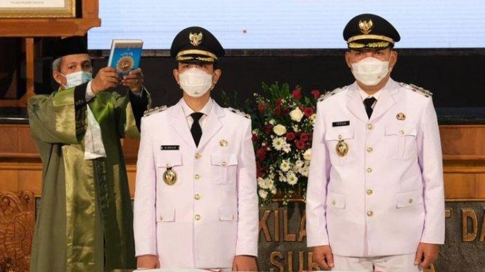 Wali Kota dan Wakil Wali Kota Solo Gibran Rakabuming Raka dan Teguh Prakosa saat pengambilan sumpah jabatan dan pelantikan Gedung Graha Paripurna DPRD Solo pada Jumat (26/2/2021).