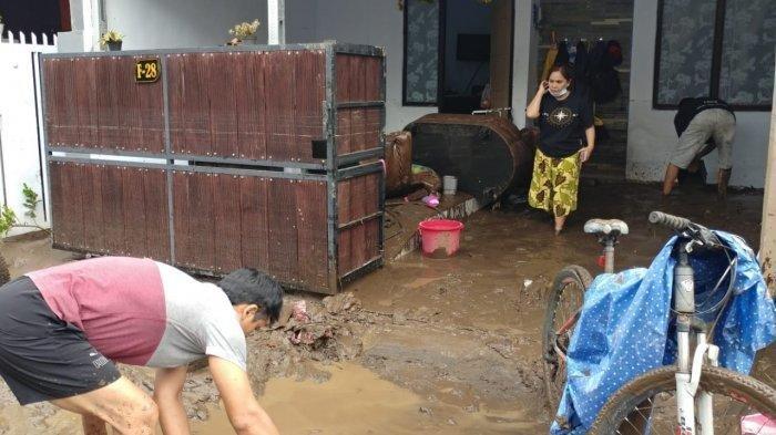 warga-bersihkan-lumpur-sisa-banjir-di-jember-pada-sabtu-3012021.jpg