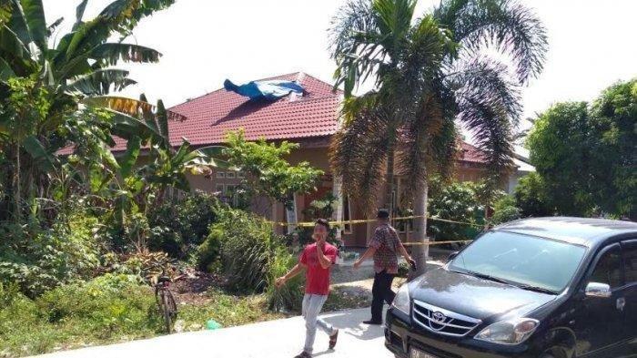 Warga melintasi lokasi jatuhnya pesawat TNI AU di Kubang, Kabupaten Kampar, Riau, Senin (15/6/2020). Pilot berhasil menarik kursi pelontar, dan sempat ditolong warga.