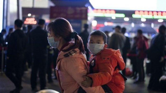 Suasana di Wuhan - Penumpang memakai masker ketika mereka tiba di Stasiun Kereta Api Wuhan Wuchang di Wuhan, awal 8 April 2020, untuk meninggalkan kota di provinsi Hubei tengah Cina. Ribuan pelancong Tiongkok berbondong-bondong untuk mengejar kereta api meninggalkan Wuhan yang dilanda virus korona awal 8 April, ketika pihak berwenang mencabut larangan lebih dari dua bulan pada perjalanan keluar dari kota tempat pandemi global pertama kali muncul.
