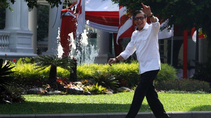 Mantan Menkumham Yasonna Laoly tiba di Kompleks Istana Kepresidenan, Jakarta, Selasa (22/10/2019). Menurut rencana, presiden Joko Widodo akan memperkenalkan jajaran kabinet barunya kepada publik hari ini usai dilantik Minggu (20/10/2019) kemarin untuk masa jabatan periode 2019-2024 bersama Wakil Presiden Ma'ruf Amin. (TRIBUNNEWS/IRWAN RISMAWAN)