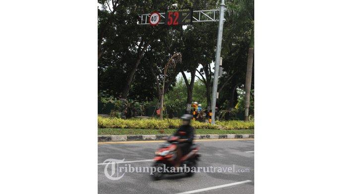 Alat pengukur kecepatan memantau batas maksimal kecepatan kendaraan di Jalan Sudirman Pekanbaru , Minggu (4/10/2020).
