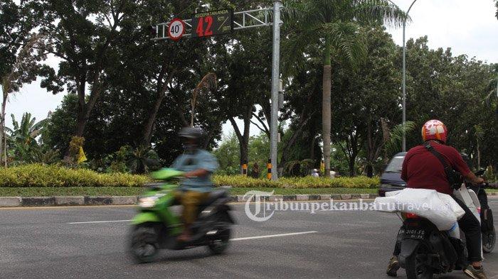Alat pengukur kecepatan memantau batas maksimal kecepatan kendaraan di Jalan Sudirman Pekanbaru , Minggu (4/10/2020).