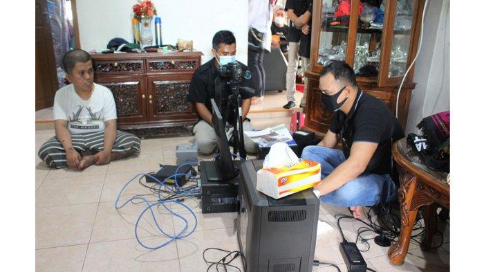 Dinas Kependudukan Dan Pencatatan Sipil Kota Pekanbaru (Disdukcapil) menggelar pelayanan jemput bola (mobile) perekaman Kartu Tanda Penduduk Elektronik bagi warga lanjut usia (Lansia) dan penyandang disabilitas di Kecamatan Rumbai, Sabtu (29/11/2020).