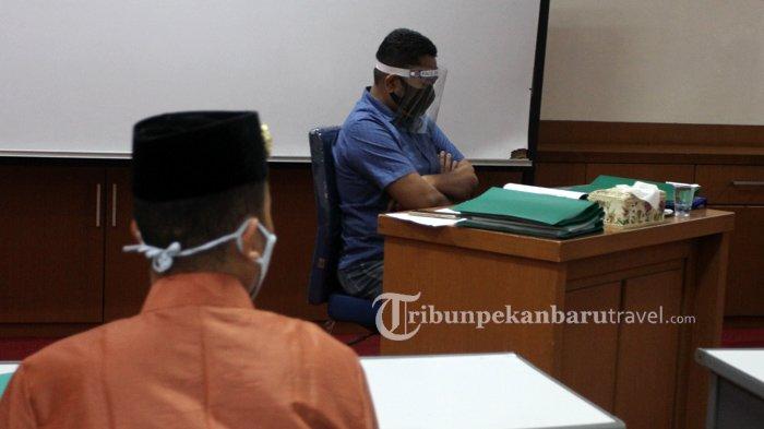 Dosen Unilak menggunakan APD saat kegiatan ujian skripsi di Fakultas Hukum Unilak , Kamis (11/6/2020)