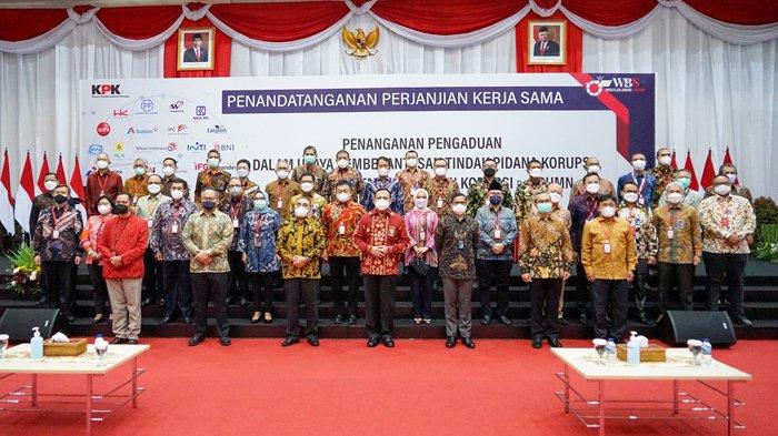 Foto Bersama Ketua KPK Firli Bahuri dan Direktur BUMN saat penandatanganan Kerjasama Penanganan Pengaduan Tindak Pidana Korupsi Terintegrasi di Aula Gedung Juang KPK Jakarta pada Selasa (2/3/2021)