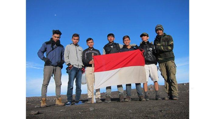 Komunitas Awan Senja Adventure saat mendaki Gunung Marapi Sumatera Barat