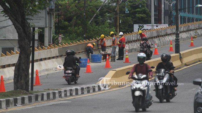 Pekerja memplester dinding fly over Jalan Sudirman - Tuanku Tambusai, Minggu (27/9/2020).