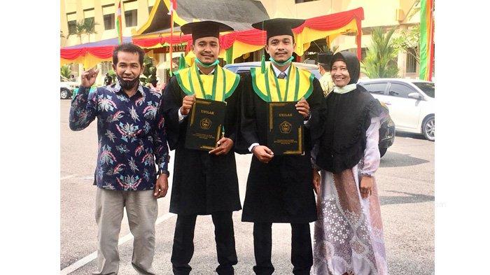 Roges Ladisa Pemi Mailanda dan Regos Ladisa Pemi Mailanda foto bersama orang tuanya usai acara Wisuda Sarjana LXI dan Pascasarjana XI yang di gelar secara drive thru di Kampus Universitas Lancang Kuning (Unilak) Pekanbaru