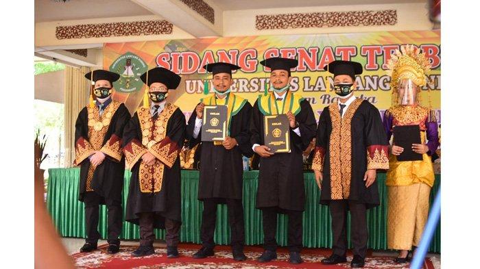 Roges Ladisa Pemi Mailanda dan Regos Ladisa Pemi Mailanda mengikuti Wisuda Sarjana LXI dan Pascasarjana XI yang digelar secara drive thru di Kampus Universitas Lancang Kuning (Unilak) Pekanbaru