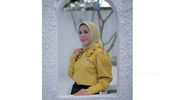Santi Lestari kenakan baju Polosan karyanya