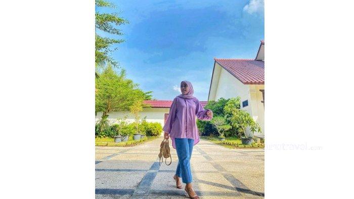 Santi Lestari kenakan baju Polosan karyanya