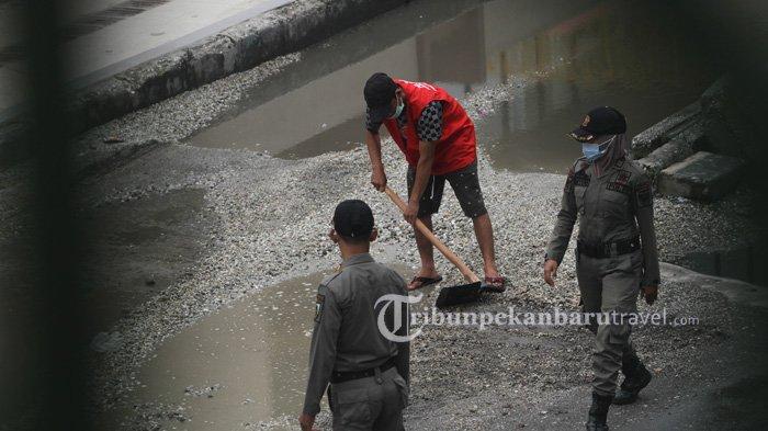 Tim Yustisi Penegakan Hukum Perwako 130 Tahun 2020 tentang Perubahan Kedua Atas Peraturan Walikota Pekanbaru Nomor 104 Tahun 2020, tentang Pedoman Perilaku Hidup Baru Masyarakat (PHB) Produktif dan Aman Dalam Pencegahan dan Pengendalian Covid 19 di Kota Pekanbaru menggelar penertiban di Jalan Sudirman, depan Sukaramai Trade Center Pekanbar, Kamis (22/10/2020). Bagi pelanggar yang kedapatan akan dikenai sanksi Rp 250 ribu sampai Rp 1 juta atau kerja sosial.