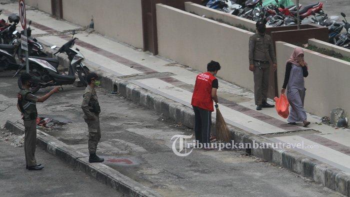 Tim Yustisi Penegakan Hukum Perwako 130 Tahun 2020 tentang Perubahan Kedua Atas Peraturan Walikota Pekanbaru Nomor 104 Tahun 2020, tentang Pedoman Perilaku Hidup Baru Masyarakat (PHB) Produktif dan Aman Dalam Pencegahan dan Pengendalian Covid 19 di Kota Pekanbaru menggelar penertiban di Jalan Sudirman, depan Sukaramai Trade Center Pekanbar, Kamis (22/10/2020). Bagi pelanggar yang kedapatan akan dikenai sanksi Rp 250 ribu sampai Rp 1 juta atau kerja sosial.