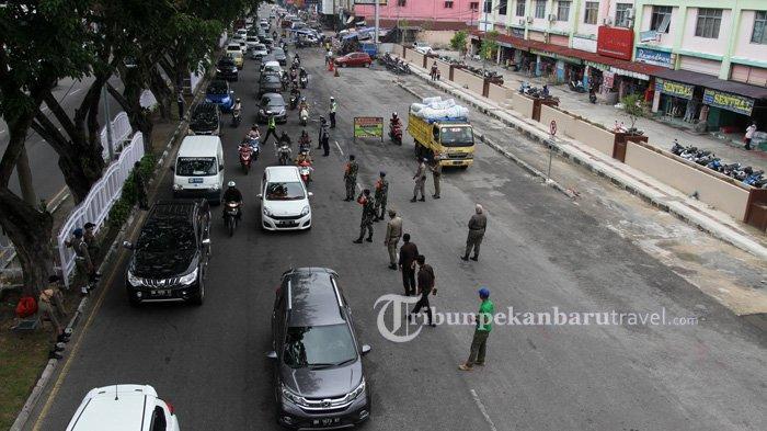 Tim Yustisi Penegakan Hukum Perwako 130 Tahun 2020 tentang Perubahan Kedua Atas Peraturan Walikota Pekanbaru Nomor 104 Tahun 2020, tentang Pedoman Perilaku Hidup Baru Masyarakat (PHB) Produktif dan Aman Dalam Pencegahan dan Pengendalian Covid 19 di Kota Pekanbaru menggelar penertiban di Jalan Sudirman, depan Sukaramai Trade Center Pekanbar, Kamis (22/10/2020). Bagi pelanggar yang kedapatan akan dikenai sanksi Rp 250 ribu sampai Rp 1 juta atau kerja sosial.