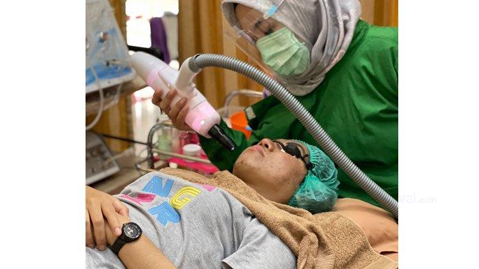 Tindakan penanganan komedo di dr Ratih House of Beauty Clinic