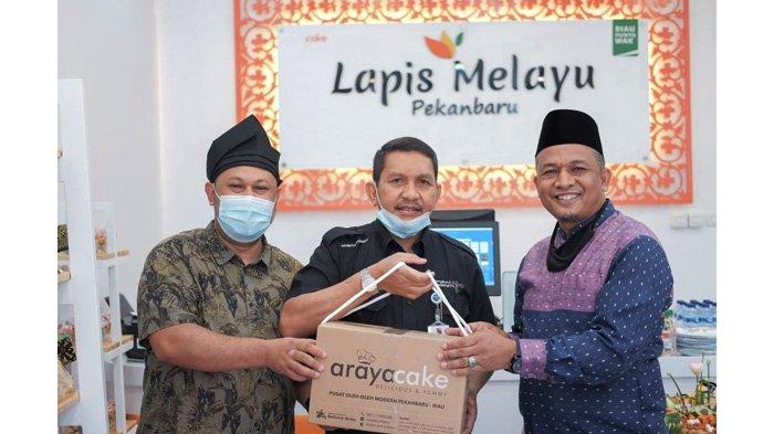 Toko kue Araya Cake membuka cabangnya di Bilangan Jalan Kaharudin Nasution, tepatnya di persimpangan Bandara Sultan Syarif Kasim II Pekanbaru