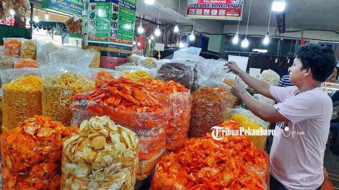 Berbagai macam keripik dijual di Lantai Dasar Pasar Bawah Pekanbaru