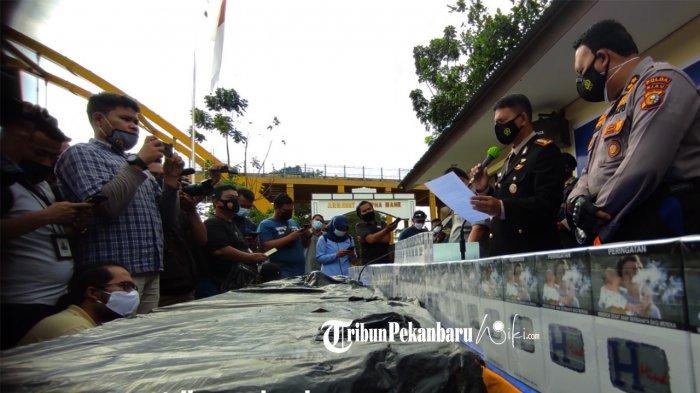 Direktur Polairud Polda Riau, Kombes Eko Irianto saat menggelar jumpa pers Rabu 27 Januari 2021. (Foto: Doddy Vladimir)
