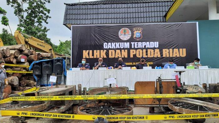 Ditjen Gakum KLHK dan Polda Riau saat menggelar konfresni pers di di Balai Gakkum LHK Sumatera, Seksi Wikayah II, Jalan Soebrantas Pekanbaru, Kamis 26 November 2020. (tribunpekanbaru.com/Alexander)