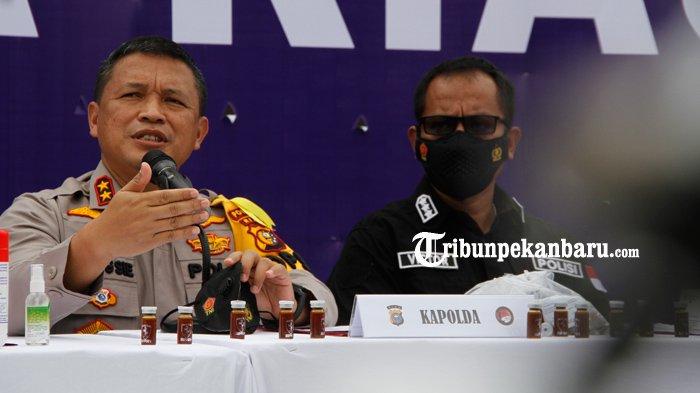 Kapolda Riau, Irjen Pol Agung Setya Imam Effendi saat ekspose penangkapan pengedar narkotika dengan barang bukti narkotika jenis cair, Kamis 4 Februari 2021