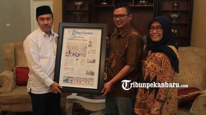 Gubernur Riau Syamsuar menerima kunjungan tim Tribun Pekanbaru di rumah dinasnya, Jalan Dipenogoro Pekanbaru, Jumat (13/12/2019). (foto: Theo Rizky)