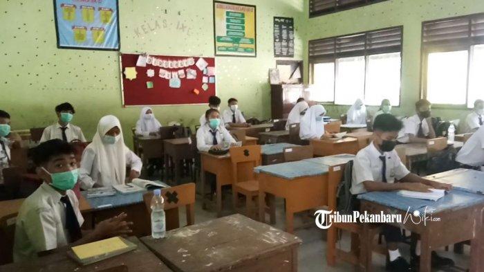 Siswa SMP Negri 23 Menggunakan masker dan menjaga jarak saat belajar tatap muka hari pertama, Senin (8/2/2021)