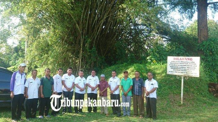 Jajaran Disparbud kabupaten rokan hulu foto bersama usai melakukan ukur areal Benteng Tujuh Lapis