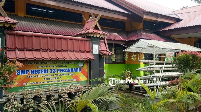 Papan Nama SMP Negri 23 Pekanbaru (tribunpekanbaruwiki.com/aanramdani)