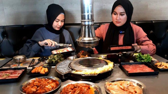 Pengunjung sedang menikmati makan di Magal Korean BBQ di Living World Pekanbaru. (dok.tribunpekanbaru.com)