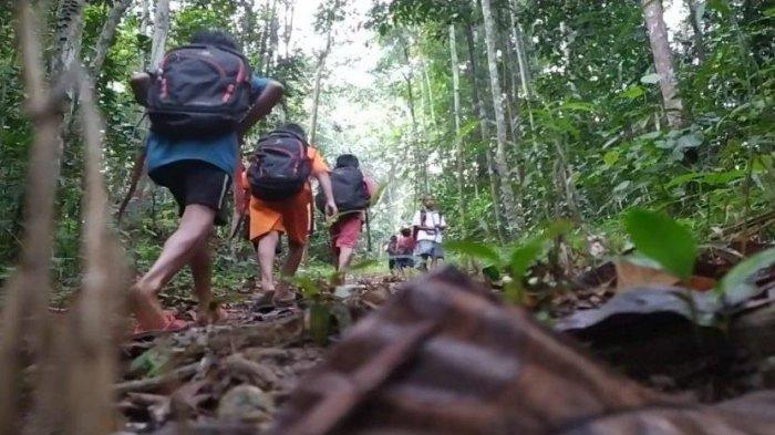Anak-anak di pedalaman Taman Nasional Bukit Tigapuluh (TNBT) setiap hari harus berjuang melewati medan yang berat, menembus hutan, berjalan di antara pepohonan dan menyebrangi sungai yang deras untuk bisa sampai ke sekolah. (Istimewa)