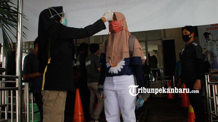 Petugas memeriksa suhu tubuh penumpang di Pelabuhan sUNGAI dUKU, KAMIS (29/10/2020)