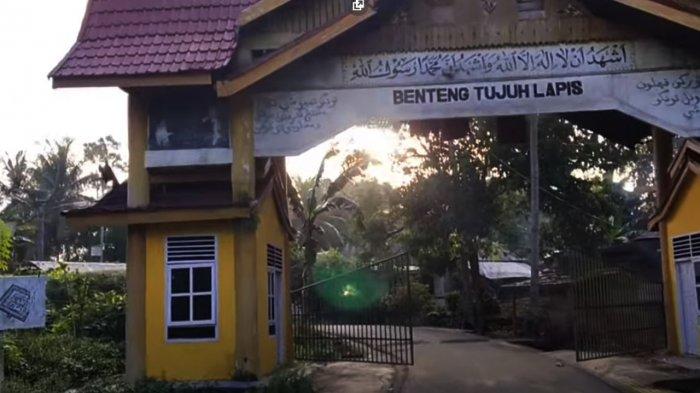 Pintu gerbang masuk ke kawasan Benteng Tujuh Lapis peninggalan sejarah perjuangan Pahlawan Nasional Tuanku Tambusai bersama pasukan dan masyarakat dalu-dalu
