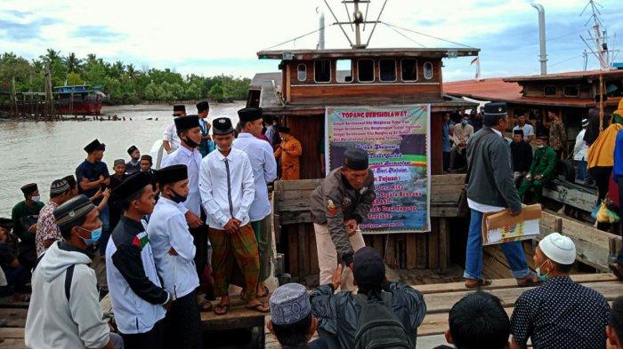 Ratusan Warga Desa Topang pada Minggu pagi 3 Januari 2021 menggelar pawai keliling Pulau Topang Kecamatan Rangsang, Kepulauan Meranti, Riau.