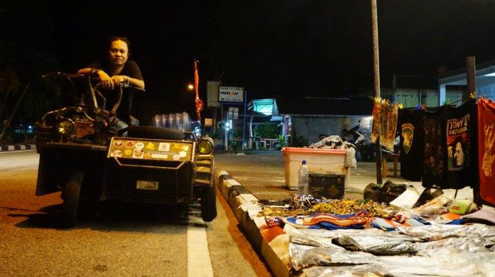 Rusman Ibrahim bersama Vespa Piagio kesayanganya yang sudah dimodifikasi ala tank dan berkeliling Indonesia