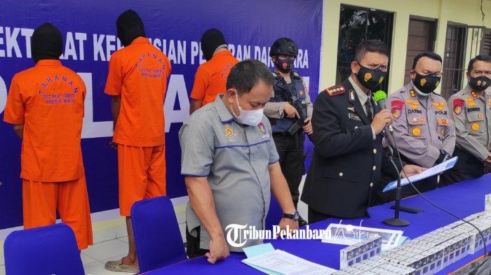 Tiga tersangka penyeludup rokok ilegal dihadirkan saat gelar ekspose di Polairud Polda Riau. (foto: Doddy Vladimir)