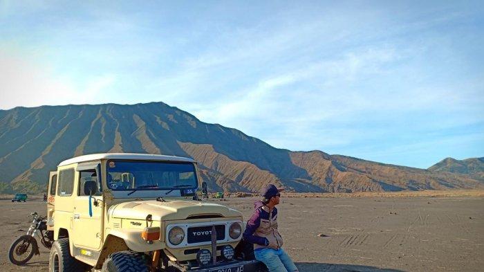 Sembari menunggu perjalanan menggunakan jeep, kalian dapat menikmati panorama yang memukau di Taman Nasional Bromo Tengger Semeru.