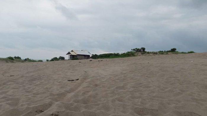 Area Gumuk Pasir Tungtung Karang yang berada dalam kawasan wisata Pantai Sayang Heulang di Desa Mancagahar, Kecamatan Pameungpeuk, Kabupaten Garut.
