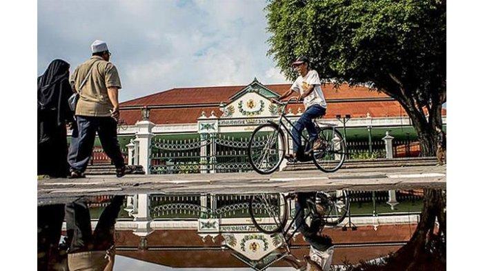 Foto Wisatawan mengunjungi Keraton Yogyakarta, di Yogyakarta, Jumat (5/8/2016).(KOMPAS/FERGANATA INDRA RIATMOKO)