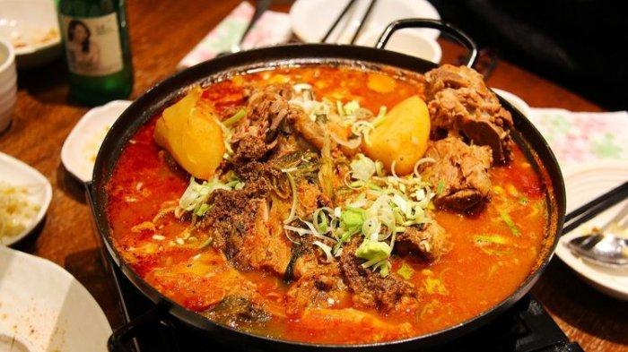 lustrasi makanan Korea berkuah pedas.